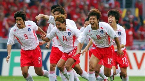 A Copa do Mundo da FIFA de 2002: Uma Colaboração Asiática e a Ascensão do Futebol Sul-Coreano