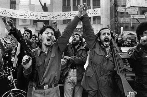 A Revolução Iraniana de 1979: Uma Saga de Descontentamento Popular Contra a Modernização Autoritária e a Hegemonia Ocidental